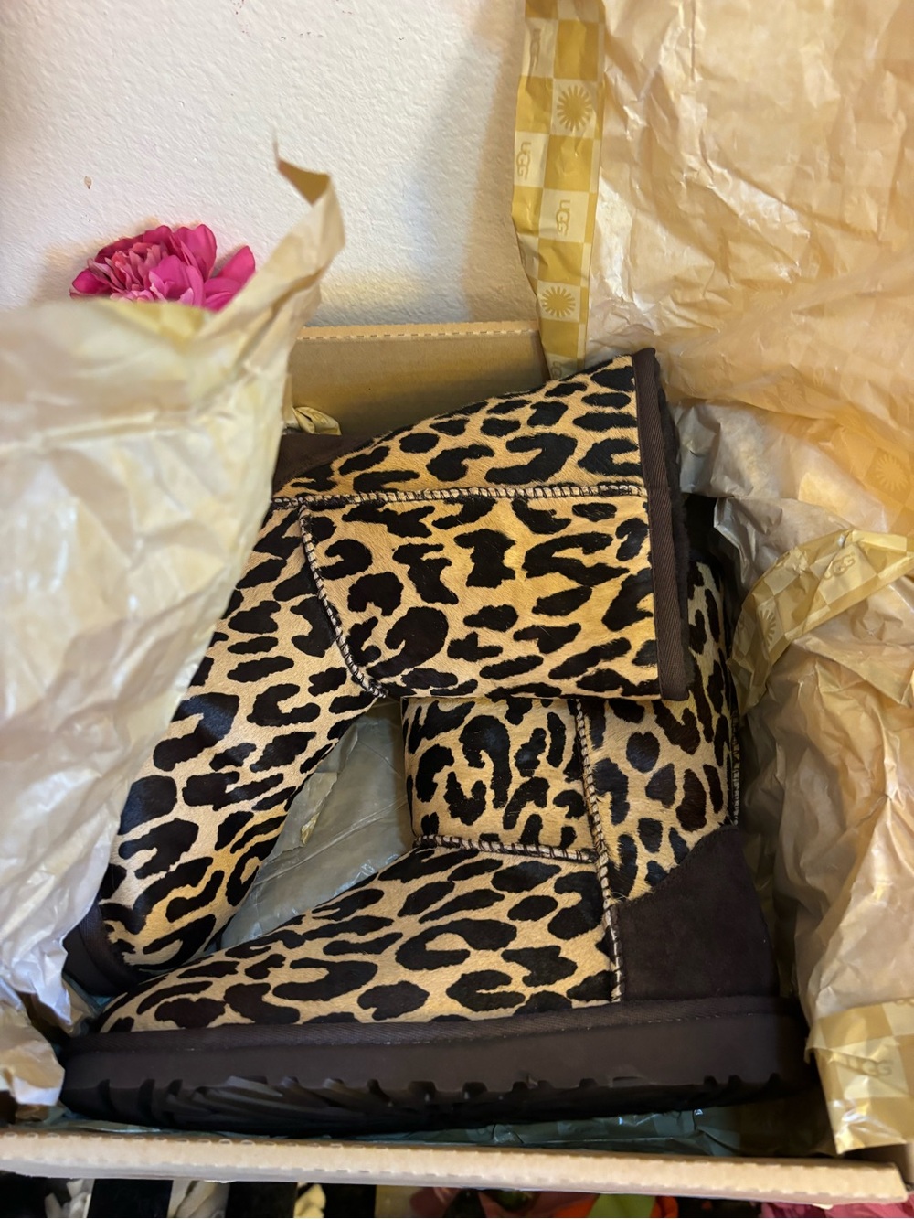UGG Classic Short Leopard Print, Womens Size 6, Like New, In Original Box - Picture 8 of 11